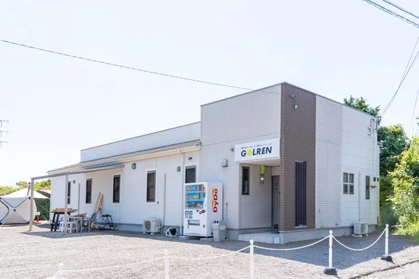GOLRENの外観。店の前に砂利敷きの駐車場がある