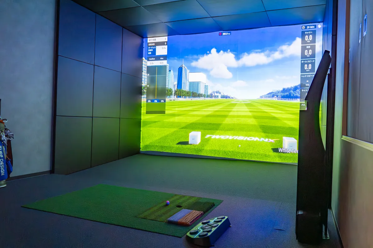 GOLRENの完全個室。壁一面のスクリーンと人工芝のマット