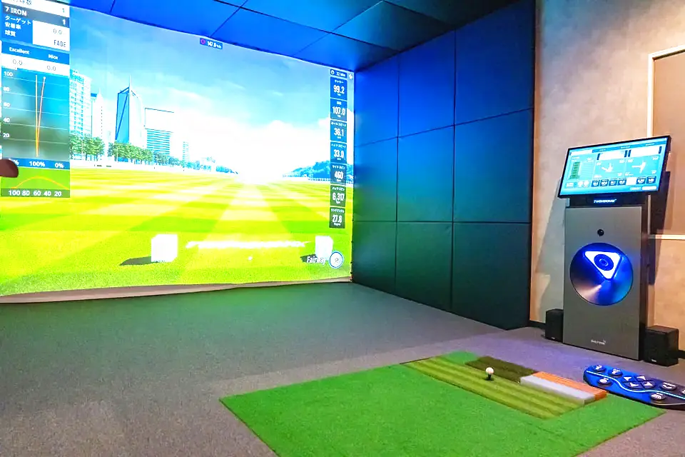 GOLRENの個室。大きなスクリーンに向かって練習やラウンドを楽しめます